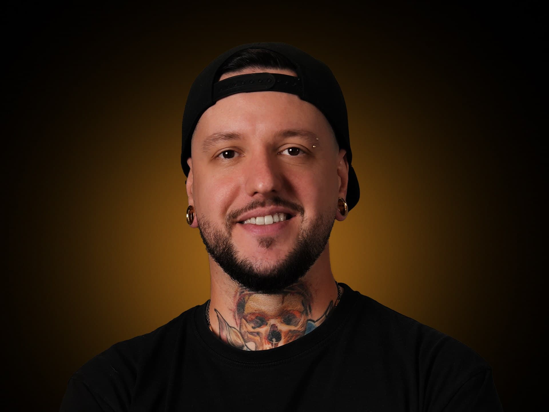 Andrei „Duby“ Tiron, Realistic Tattoo Artist in seinem Studio in Eckernförde