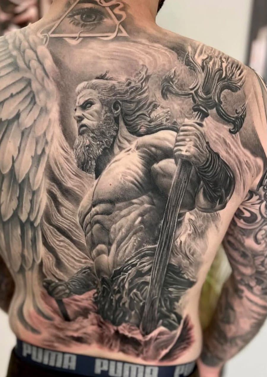 Realistic Black and Grey Rückentattoo – Poseidon mit Dreizack und Flügeln von Andrei Tiron