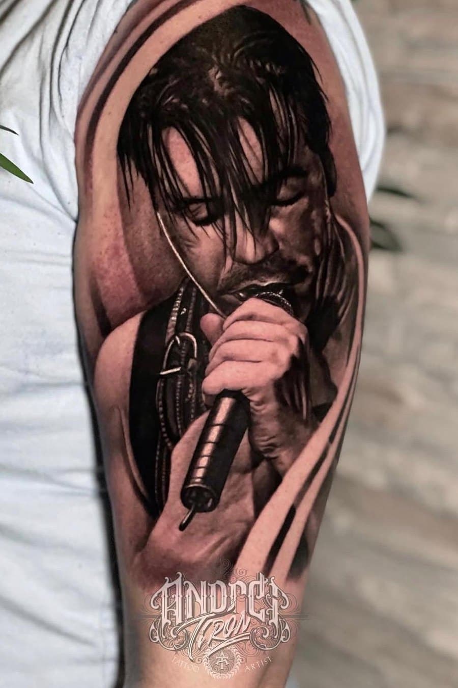 Realistisches Porträt-Tattoo eines Sängers mit Mikrofon von Andrei Tiron