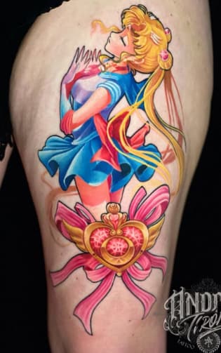 Farbiges Sailor-Moon-Tattoo im Anime-Stil auf dem Oberschenkel von Andrei Tiron Eckernförde
