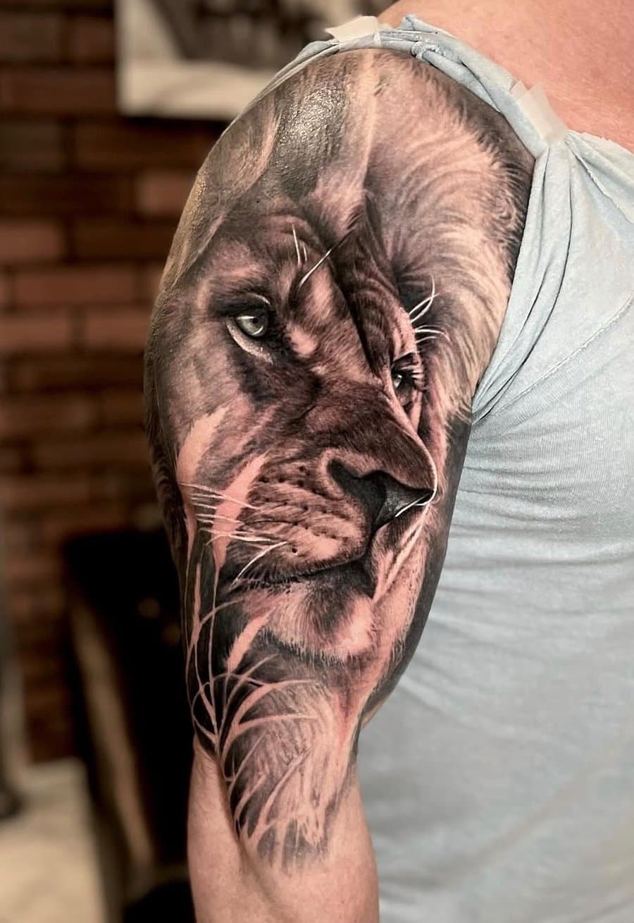 Realistisches Löwen-Tattoo in Black and Grey auf der Schulter von Andrei Tiron