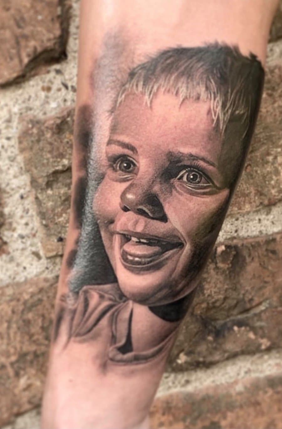 Realistisches Kinderporträt-Tattoo in Black and Grey von Andrei Tiron