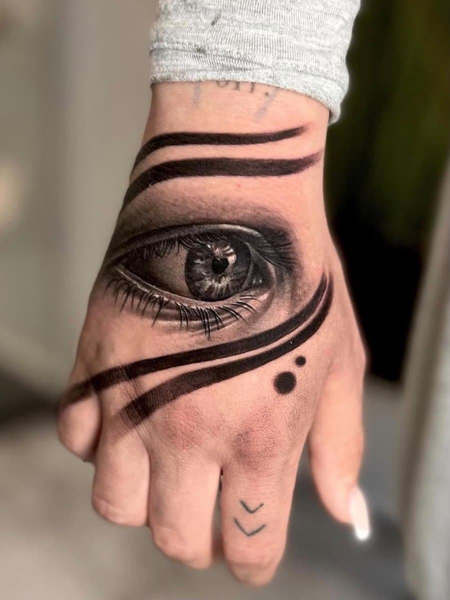 Realistisches Augen-Tattoo auf der Hand mit Linienarbeit von Andrei Tiron Eckernförde
