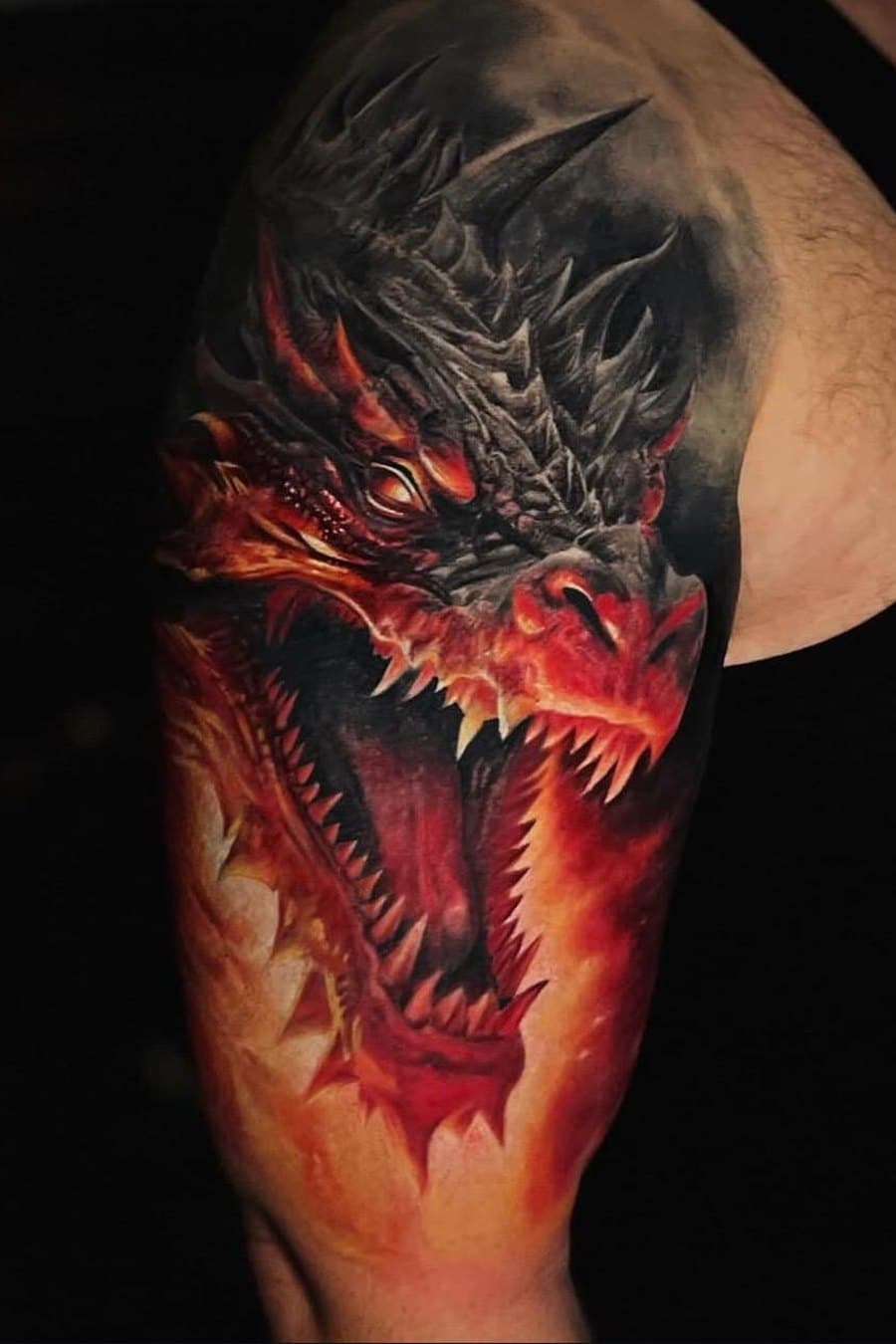 Realistisches Drachen-Tattoo in Farbe auf dem Oberarm von Andrei Tiron Eckernförde