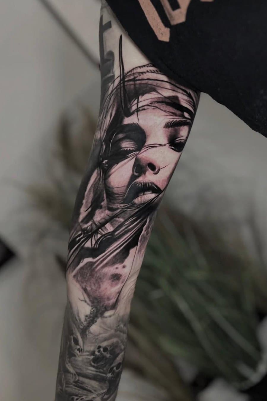 Realistisches Frauenporträt-Tattoo als Sleeve in Black and Grey von Andrei Tiron