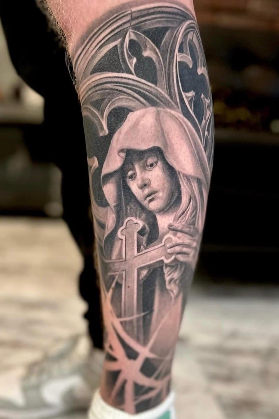 Realistisches Madonnen-Tattoo mit Kreuz und gotischem Fenstermotiv von Andrei Tiron